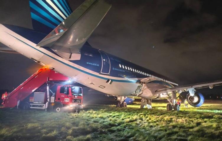 Самолет 4 часа кружил в небе, сжигая топливо, чтобы приземлиться рядом с Карелией