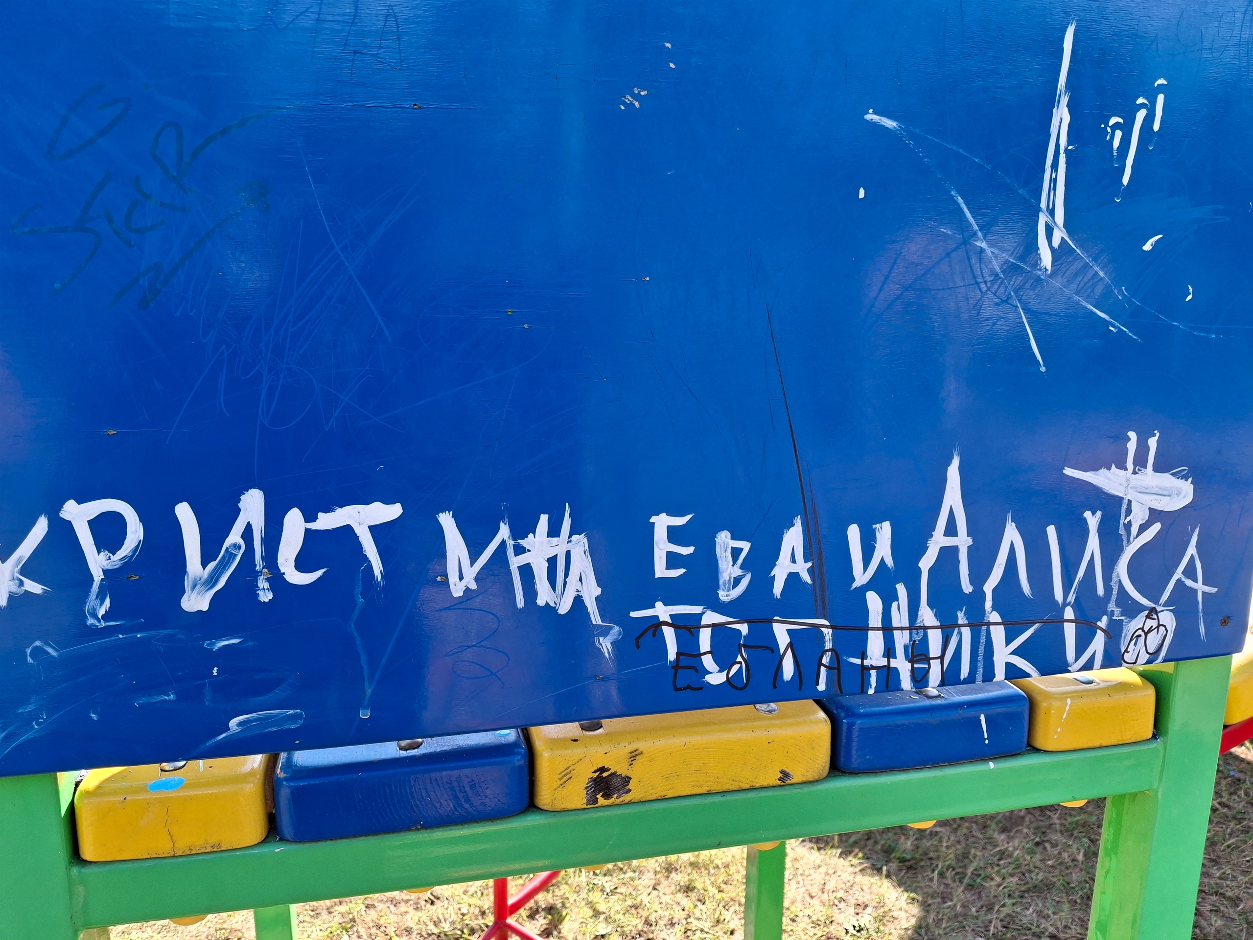 В карельском поселке вандалы испортили детскую площадку после благоустройства