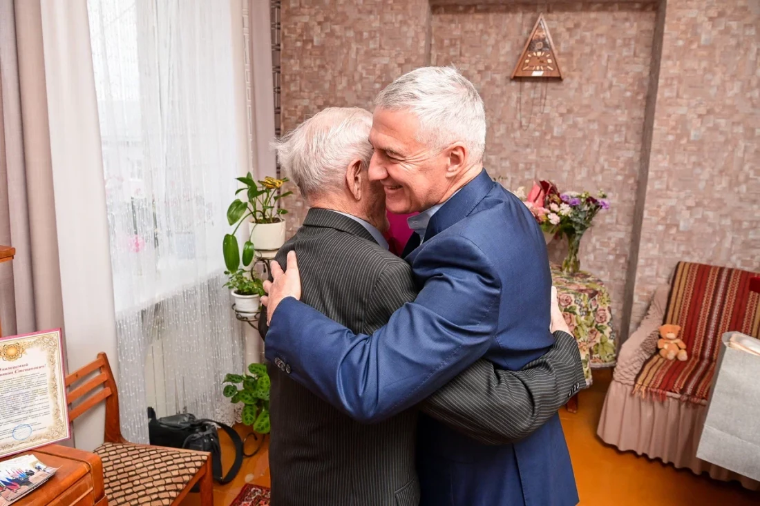 Артур Парфенчиков поздравил ветерана Великой Отечественной войны со столетним юбилеем