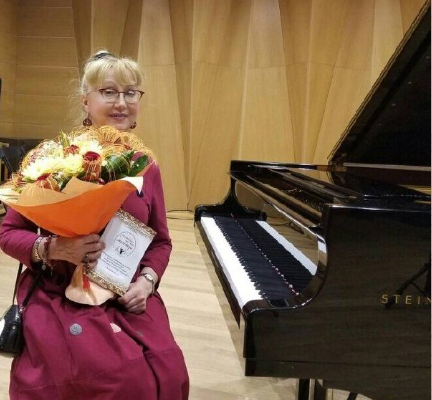 Инна Колыхматова поздравила педагога с получением престижной премии