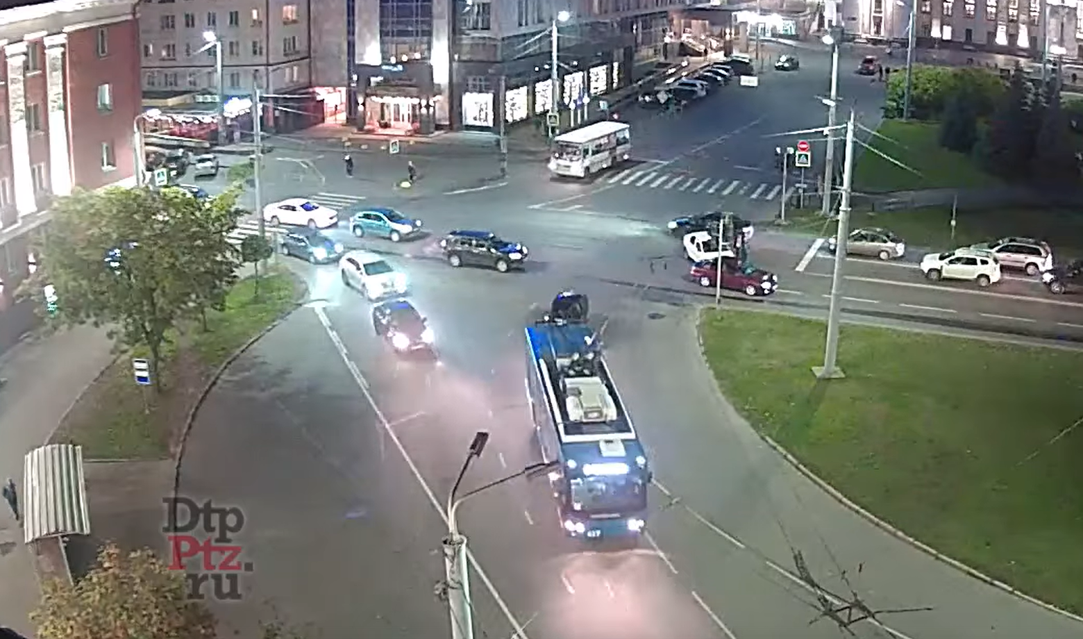 На площади Гагарина в Петрозаводске столкнулись два автомобиля