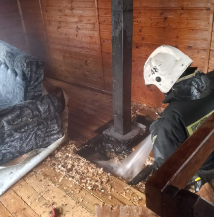 В Пряже горела частная баня рядом с жилым домом