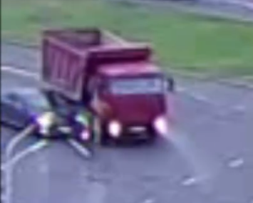 Заискрило: грузовик потерся боком с легковушкой в Петрозаводске