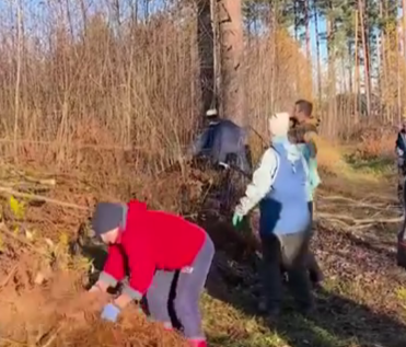Жители Пряжинского района очистили от мусора и кустарников тропу здоровья