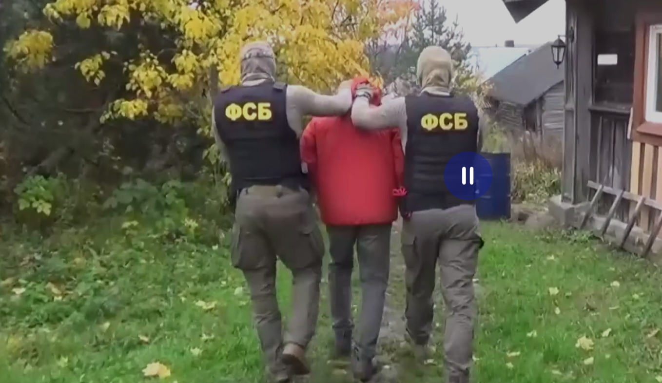 ФСБ показала видео с задержанным в Карелии за госизмену