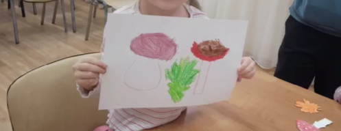 Маленькие пациенты украсили больницу осенними рисунками в Петрозаводске