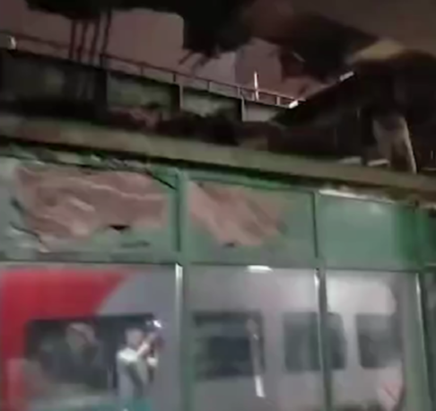 Крыша наземной части парковки обрушилась на Ладожском вокзале в Питере