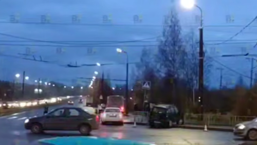 Водитель влетел в ограждение на перекрестке в Петрозаводске Водитель влетел в ограждение на перекрестке в Петрозаводске
