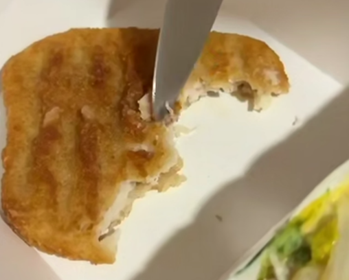 Бургер с живой начинкой обнаружила покупательница в Петрозаводске Бургер с живой начинкой обнаружила покупательница в Петрозаводске