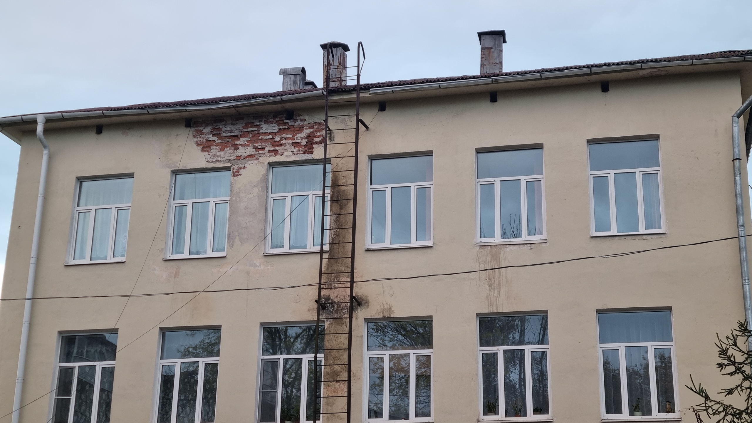 В карельском городе Лахденпохья местные жители пожаловались на состояние школы и подстанции