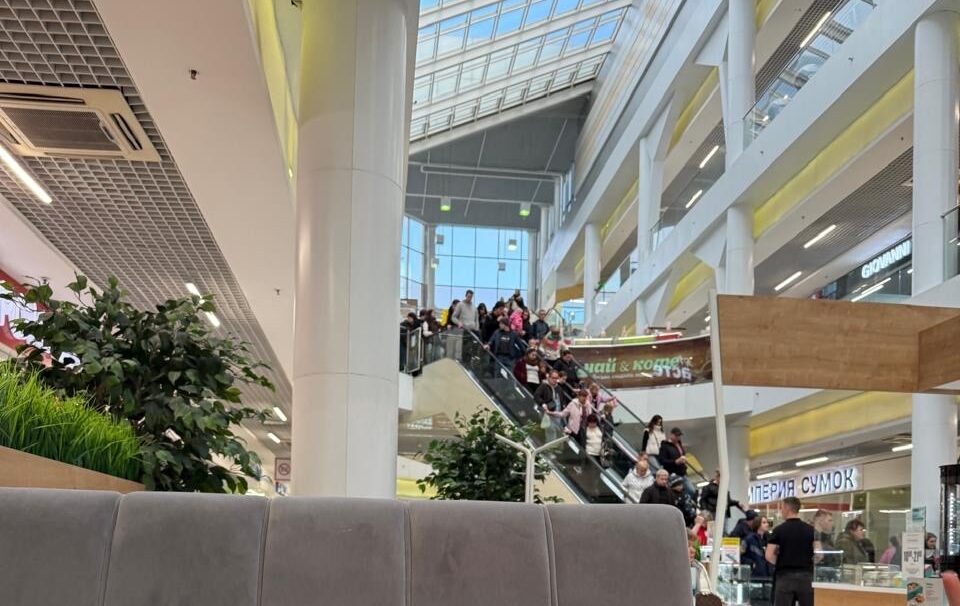 Посетителей торгового центра «Макси» эвакуируют в Петрозаводске