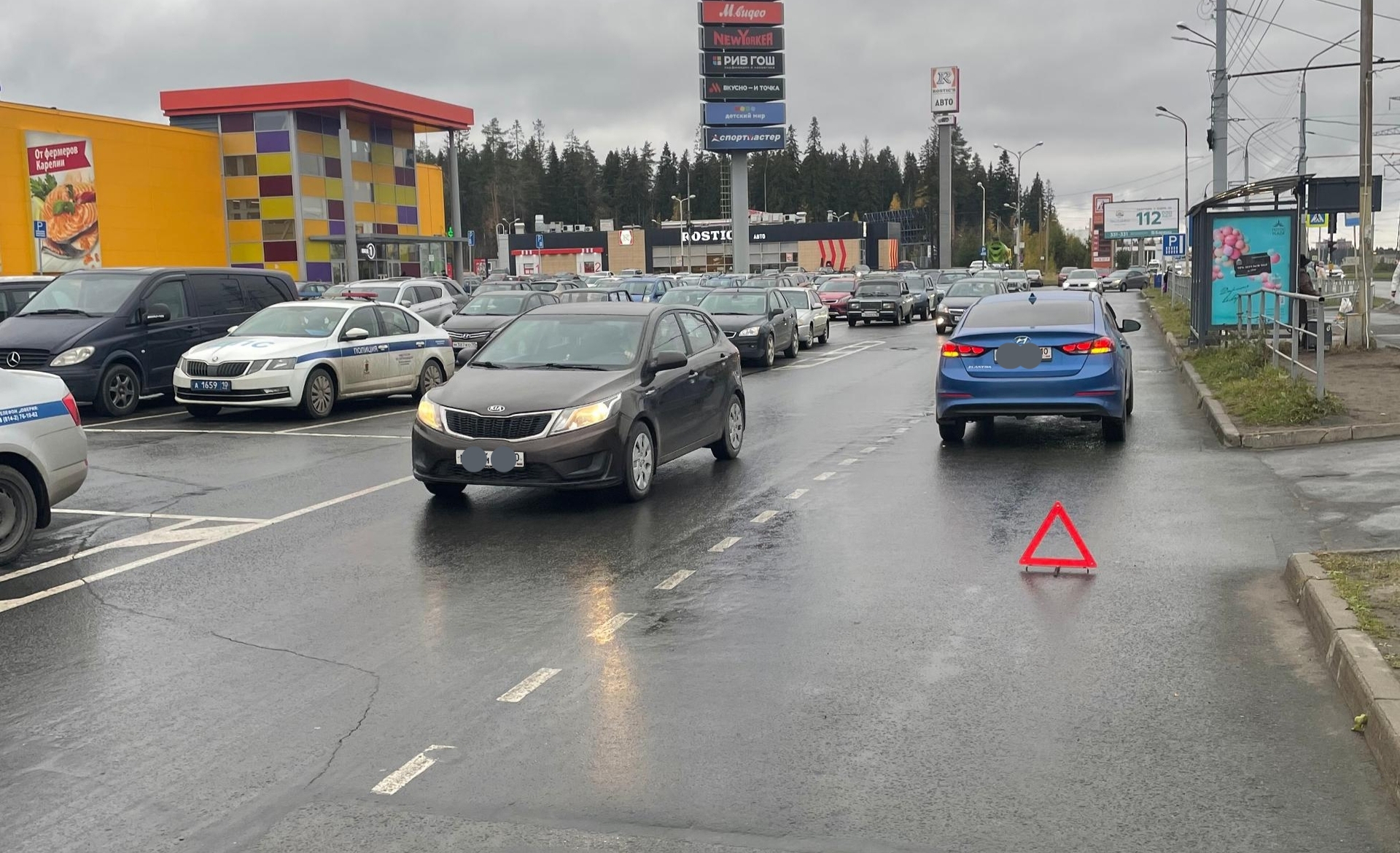 Женщину сбили у торгового центра в Петрозаводске