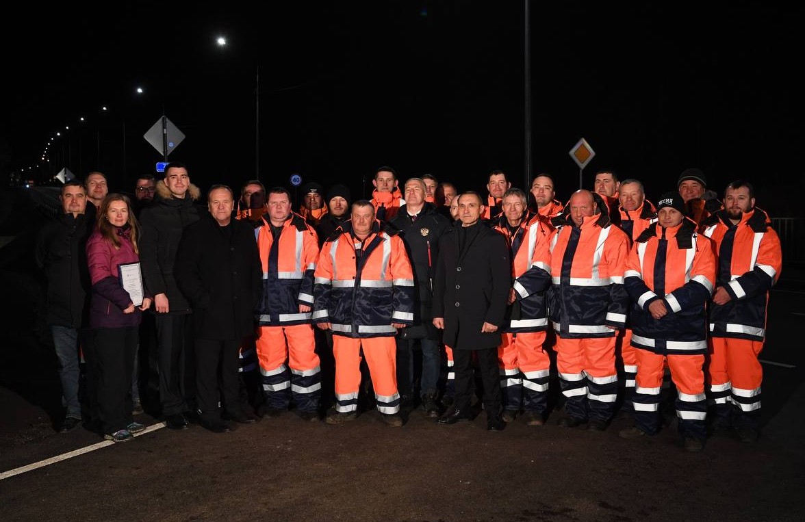 В преддверии Дня работников дорожного хозяйства Артур Парфенчиков вручил награды сотрудникам компании «ВАД»