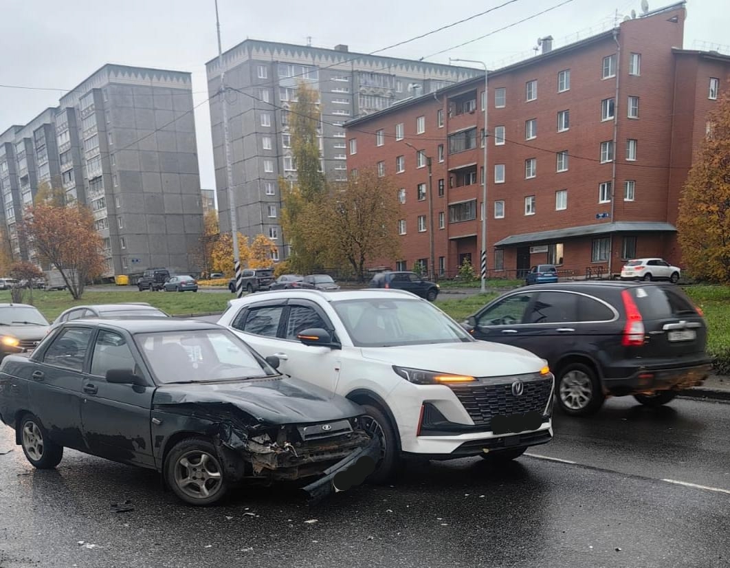 Два человека пострадали в ДТП на перекрестке Петрозаводска