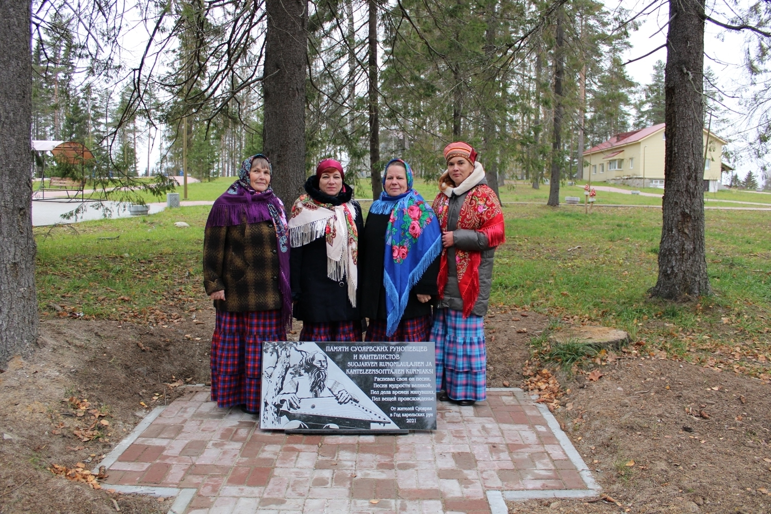 Памятник суоярвским рунопевцам обновили в парке Сувилахти