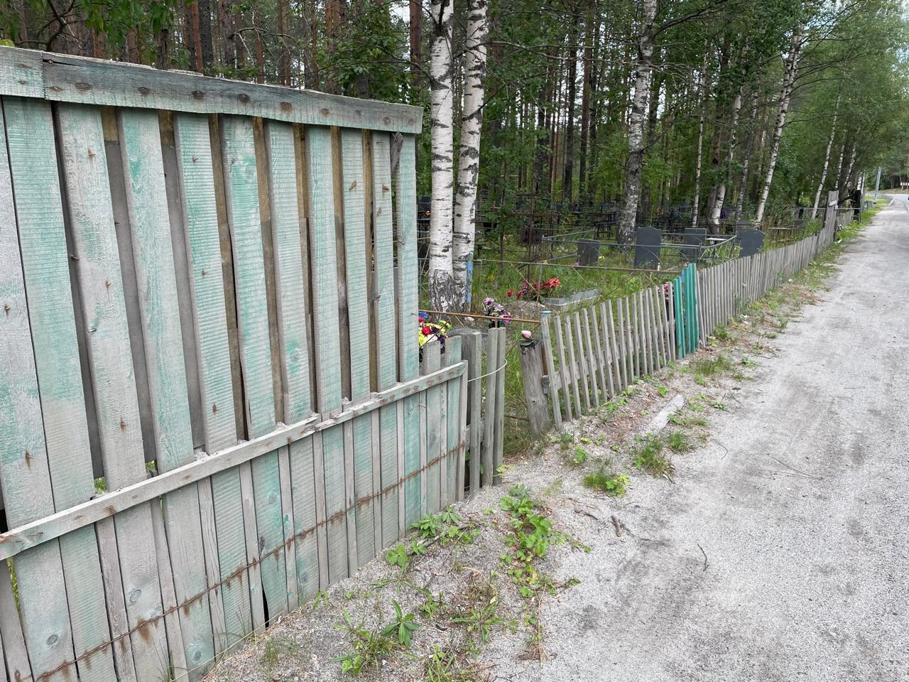 Депутат Заксобрания Карелии добился установки ограждения у кладбища в Медвежьегорском районе
