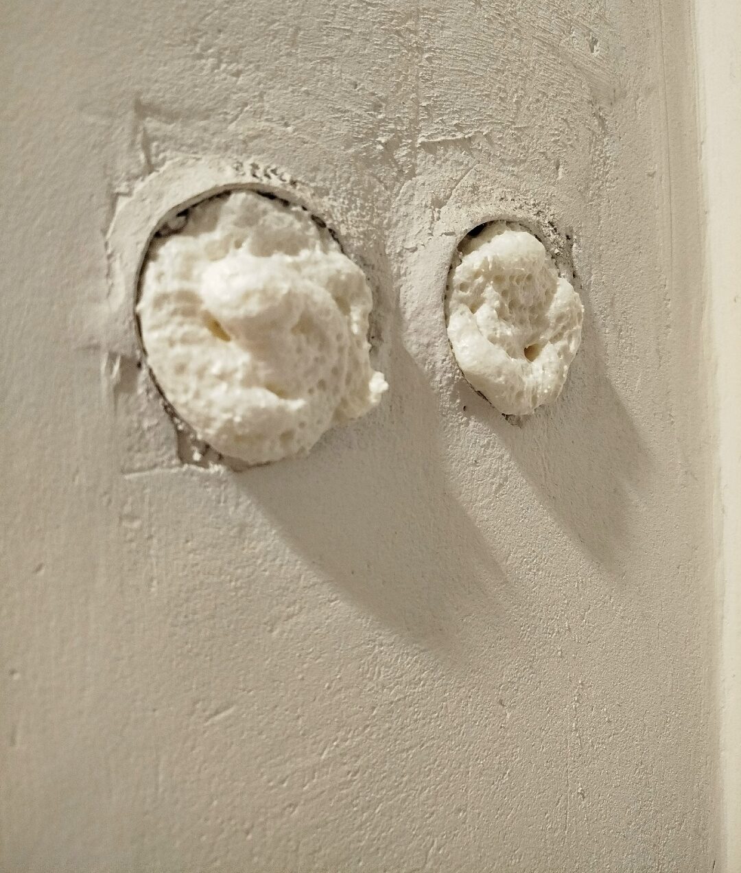 Коробки от выключателей залили монтажной пеной в одном из подъездов в Петрозаводске