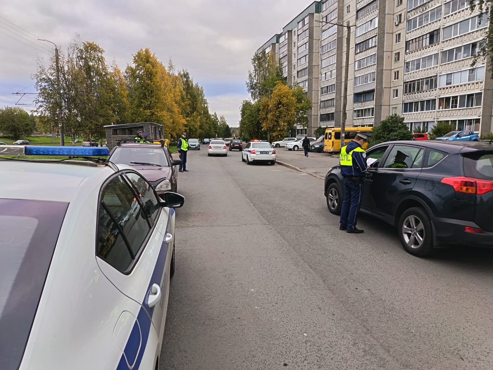 Двоих водителей Петрозаводска наказали за рискованную поездку, в которой могли пострадать дети