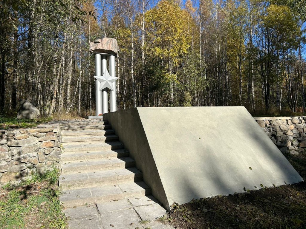 В Костомукше открыли обновленный мемориал «Ахвенъярвские камни»