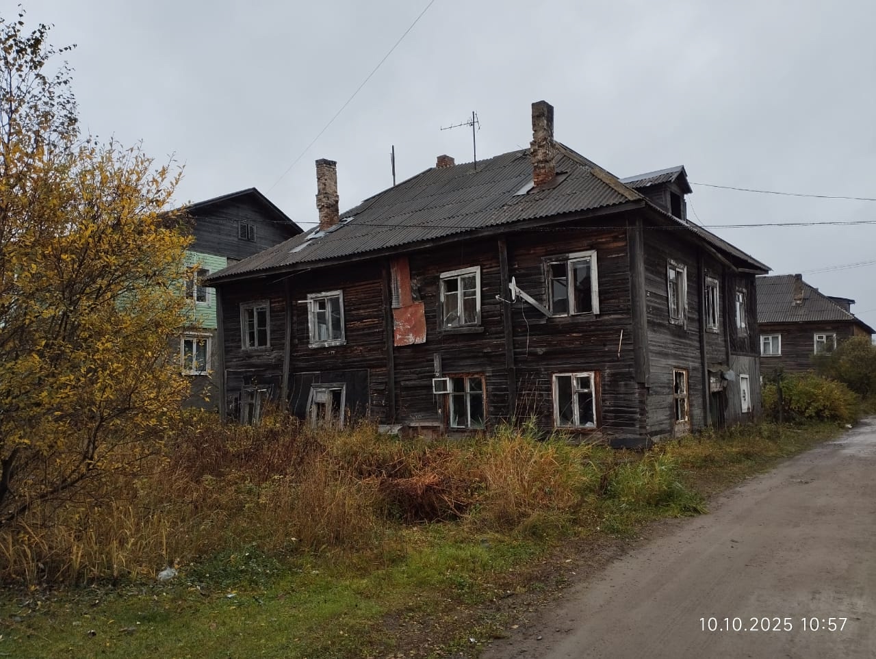 Четыре аварийных дома снесли в поселке Хелюля