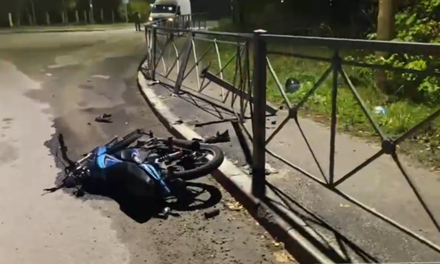 Двое сильно покалечились ночью в Медвежьегорском районе: мопед врезался в ограждение