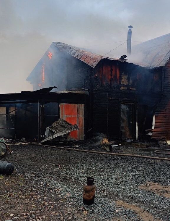Одного госпитализировали: стали известны подробности пожара в Прионежье, где люди спаслись из огня