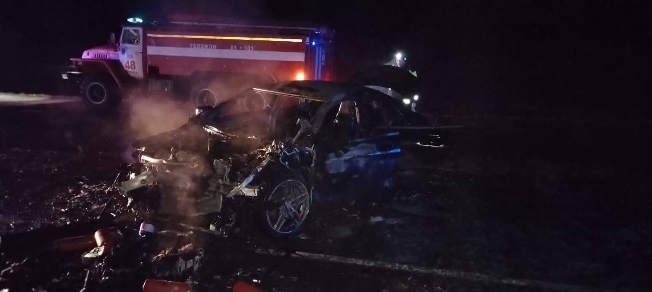 Троих взрослых и ребенка увезли в больницы с места страшной аварии у поселка Матросы Троих взрослых и ребенка увезли в больницы с места страшной аварии у поселка Матросы