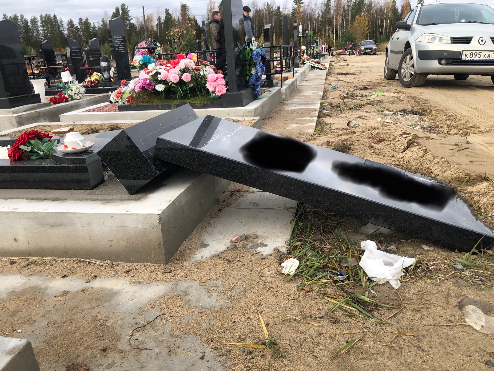 В Карелии зафиксировали попытку кражи памятника с кладбища В Карелии зафиксировали попытку кражи памятника с кладбища