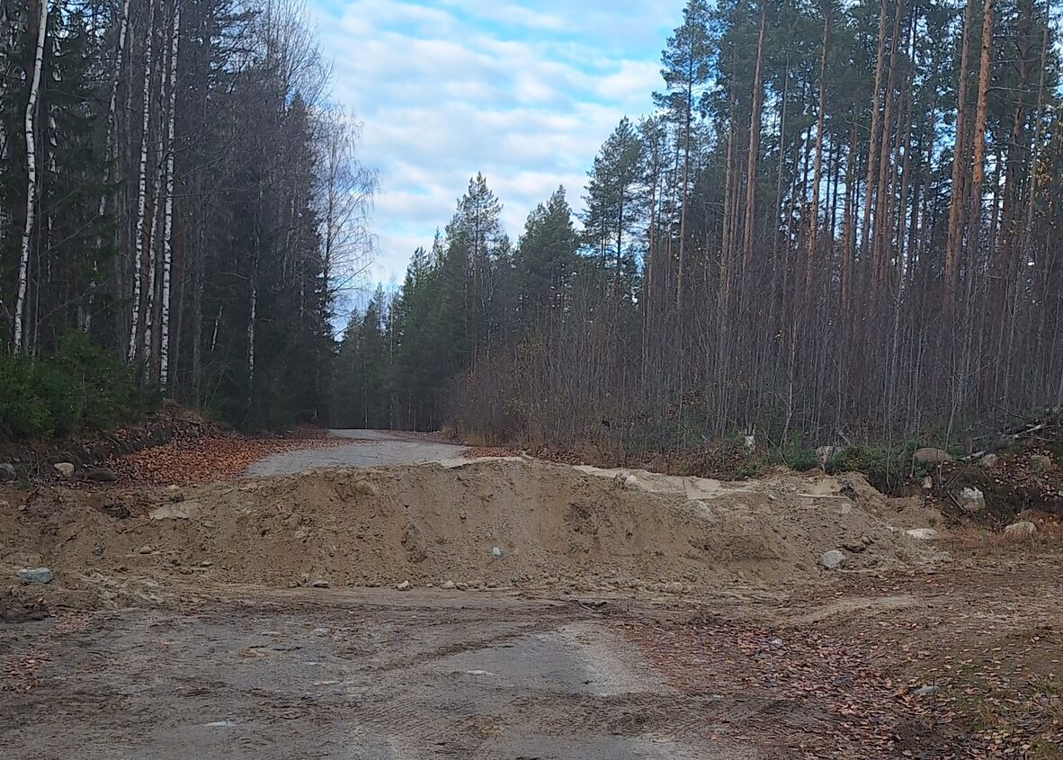 «Вредительство или халатность»: жители Беломорского округа возмутились перекопанной лесной дороге «Вредительство или халатность»: жители Беломорского округа возмутились перекопанной лесной дороге