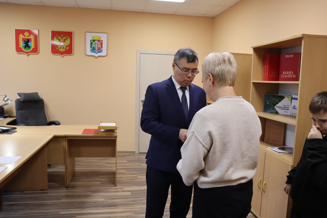 «С гордостью. С памятью. С честью»: ордена Мужества передали семьям погибших на СВО сегежан