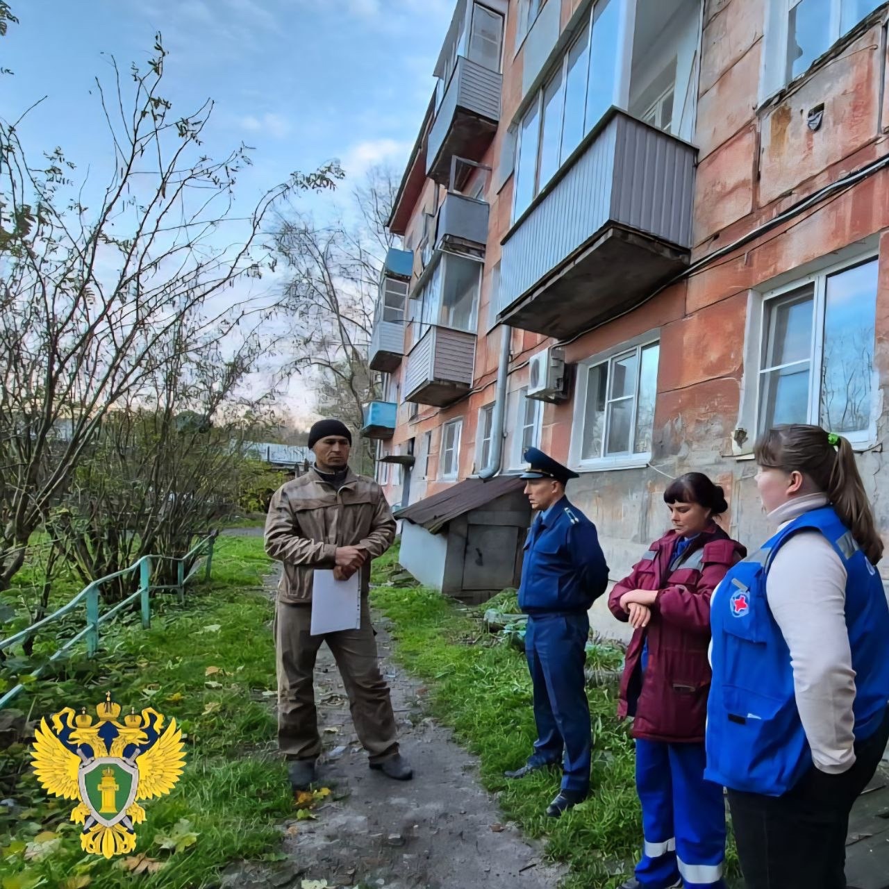 Ремонтировавший крышу рабочий насмерть разбился в Кеми