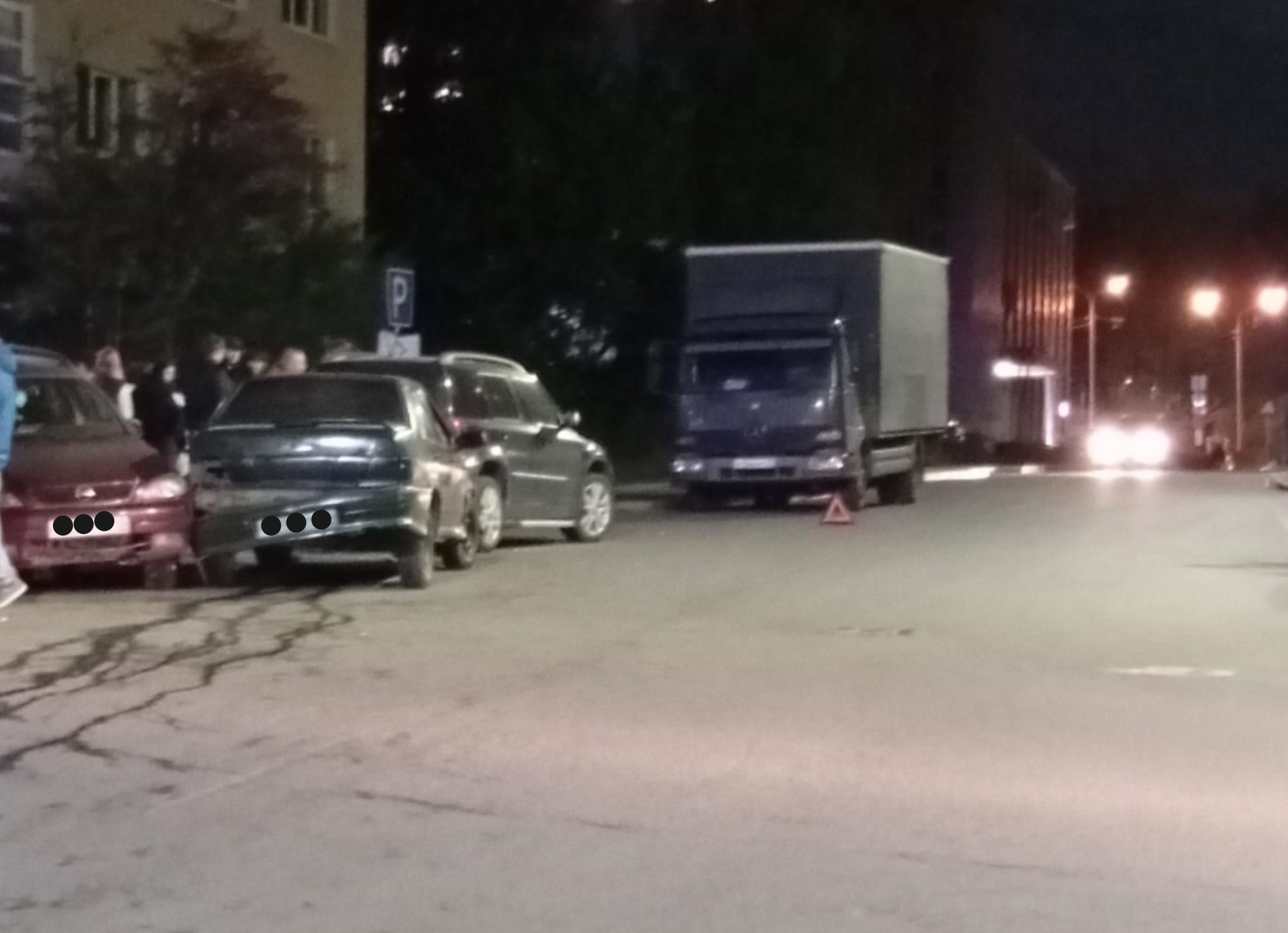 Юноша без прав был за рулем легковушки, на полном ходу влетевшей в припаркованные авто в Петрозаводске