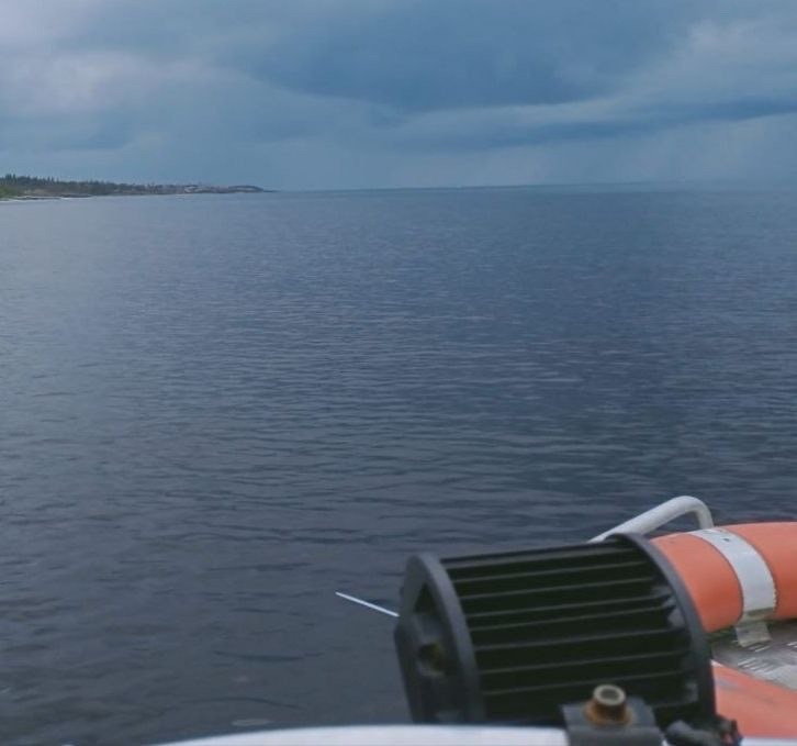 Двоих мужчин в заполненной водой лодке спасали в ночи на Ладоге
