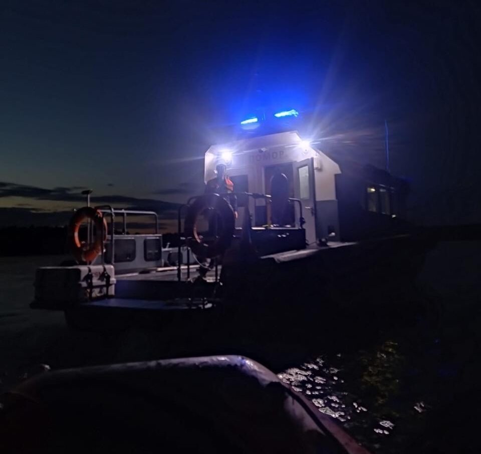 Пропавшего в Онежском озере рыбака ищут вторые сутки