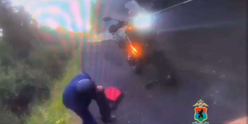 Загоревшийся в Прионежье мотоцикл помогли потушить дорожные полицейские