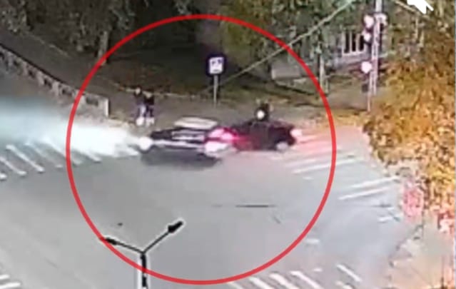 В Петрозаводске две легковушки жестко не поделили перекресток