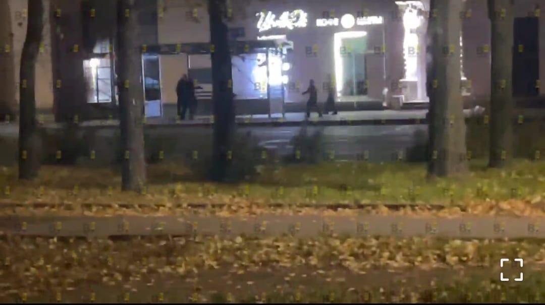 В расширенном центре Петрозаводска несколько школьников разгромили новую остановку