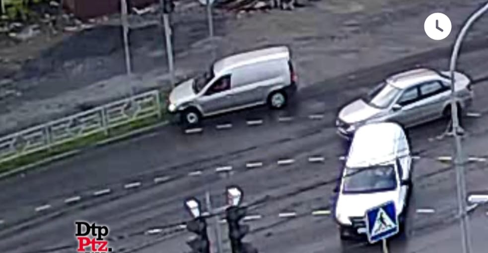 В Петрозаводске два Ларгуса разъехались в разные стороны после столкновения