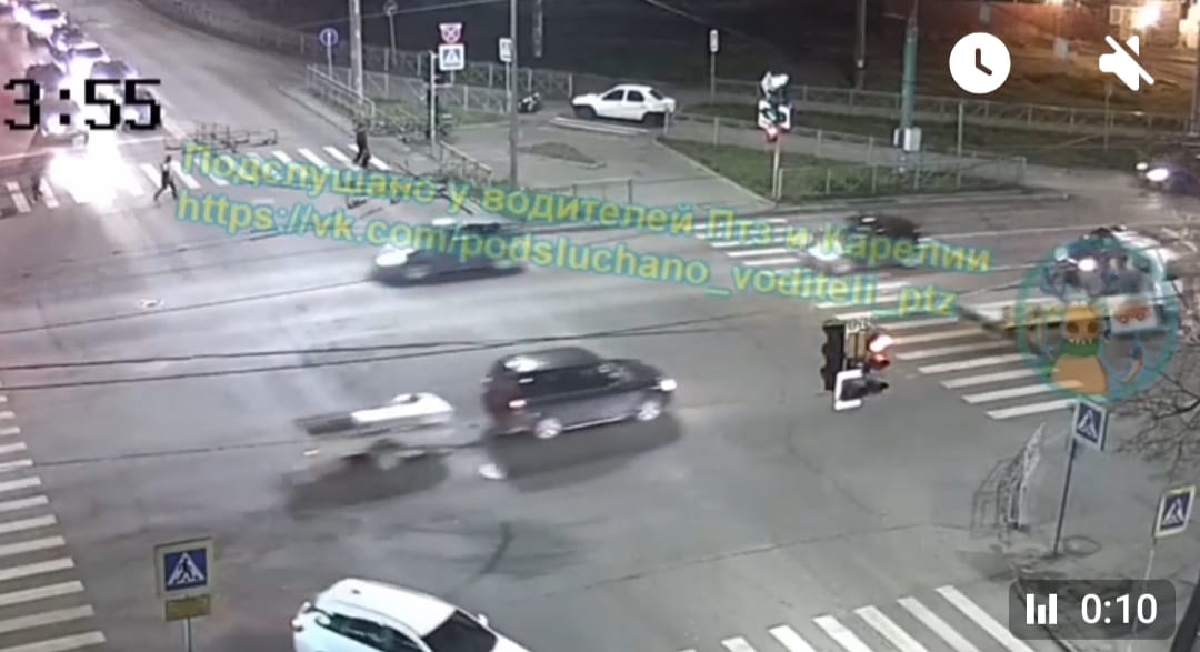 Жуткое зрелище: на оживленном перекрестке в центре Петрозаводска сбили пешехода с коляской