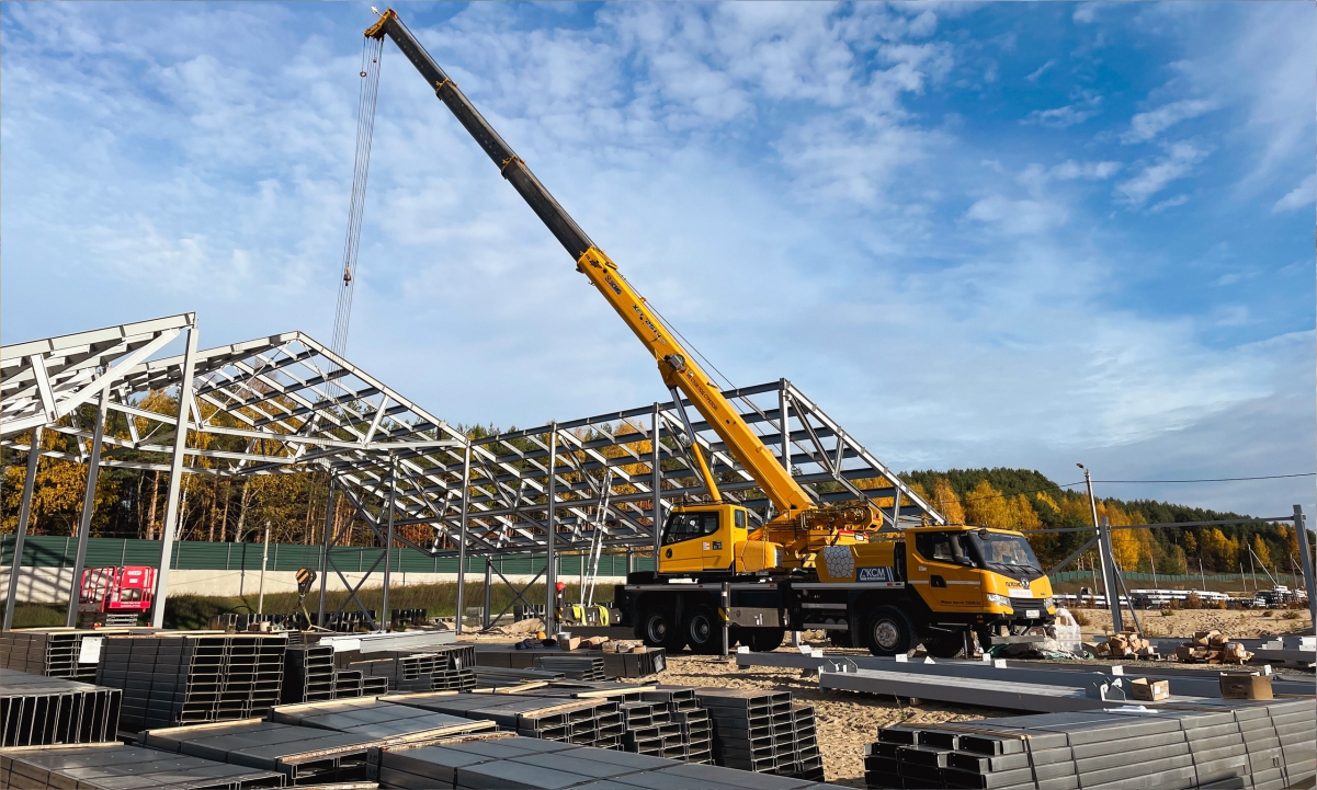 Компания «КСМ» поделилась свежим видео со строительной площадки роботизированной фермы в Пряже