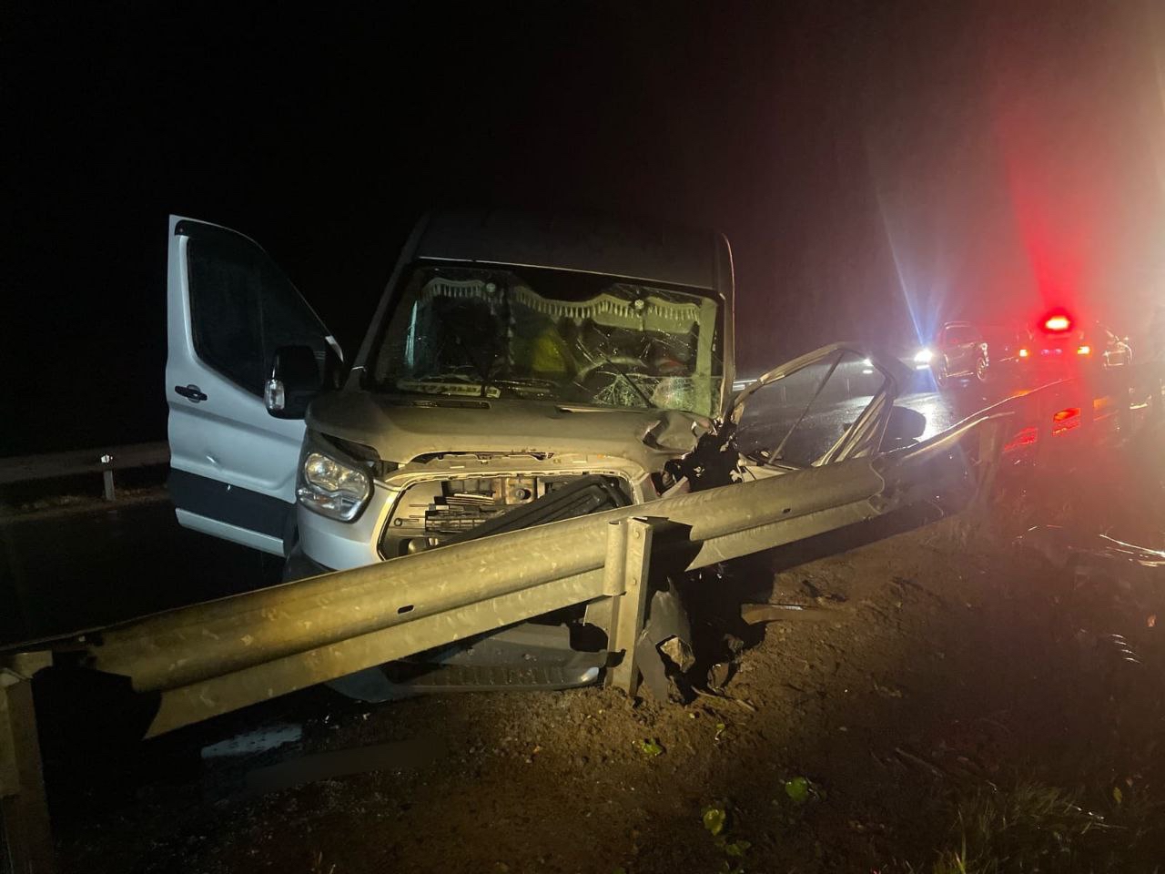 Два кроссовера и микроавтобус столкнулись на трассе в Карелии: пострадавших доставали спасатели