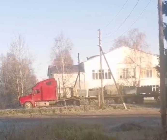 Большегрузы перевозят камни по аварийному мосту в поселке Карелии