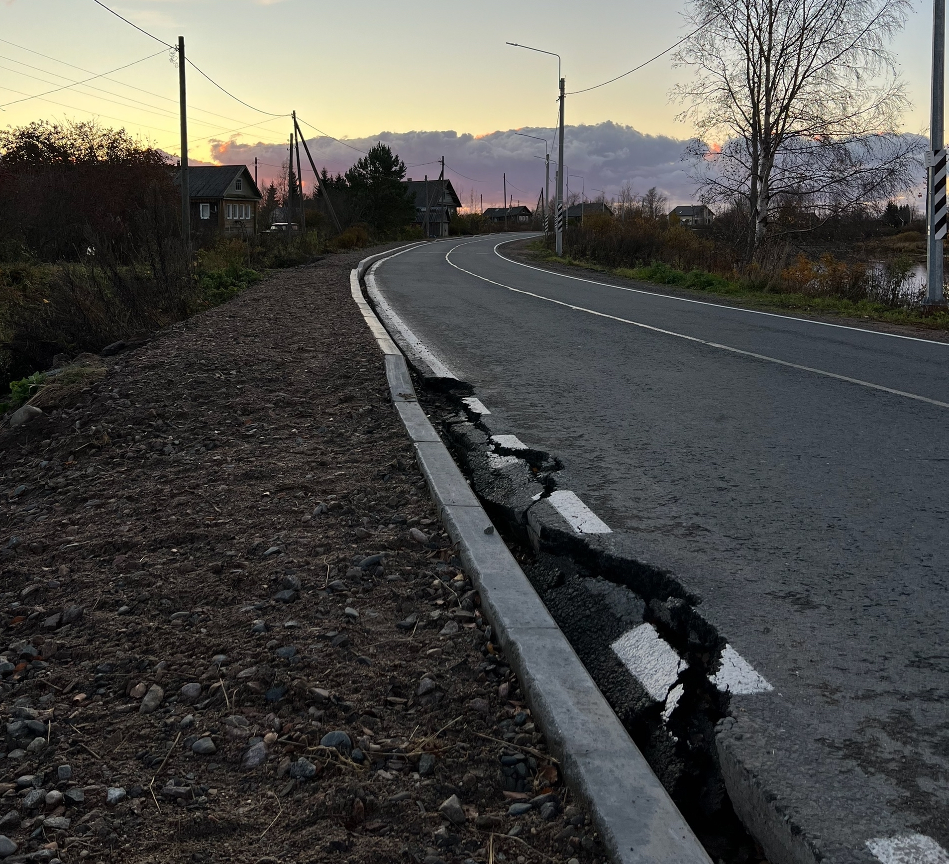 Подрядчик повредил новую дорогу при укладке тротуара в Олонецком районе