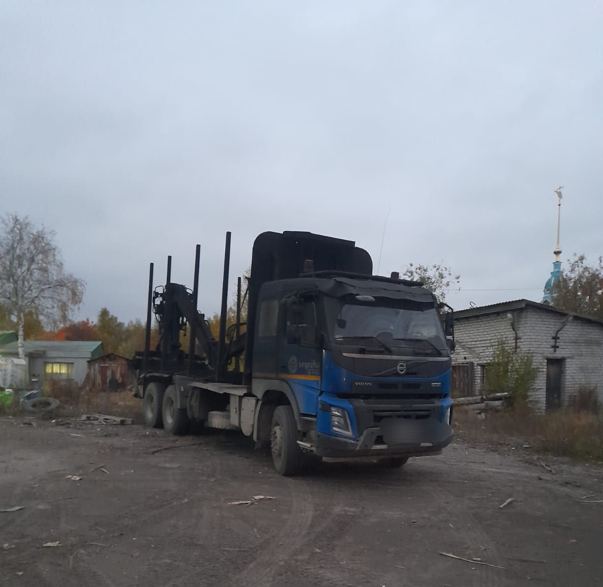 Пожарные спасли из огня большегруз и отстояли ангар лесозавода в Карелии