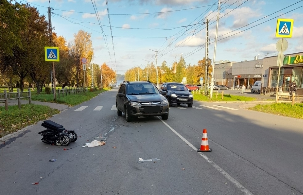 Появились фото с места страшного ДТП в Петрозаводске, где автомобиль на полном ходу сбил человека в инвалидной коляске