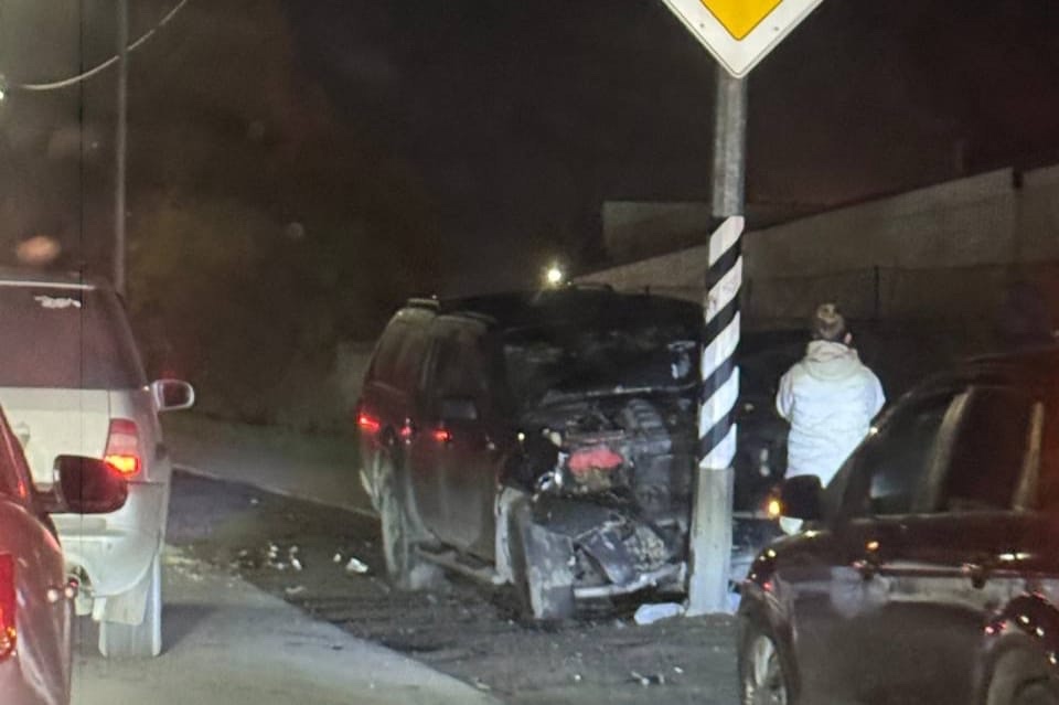 После жесткого столкновения в Петрозаводске одно авто влетело в столб, другое стало грудой лома