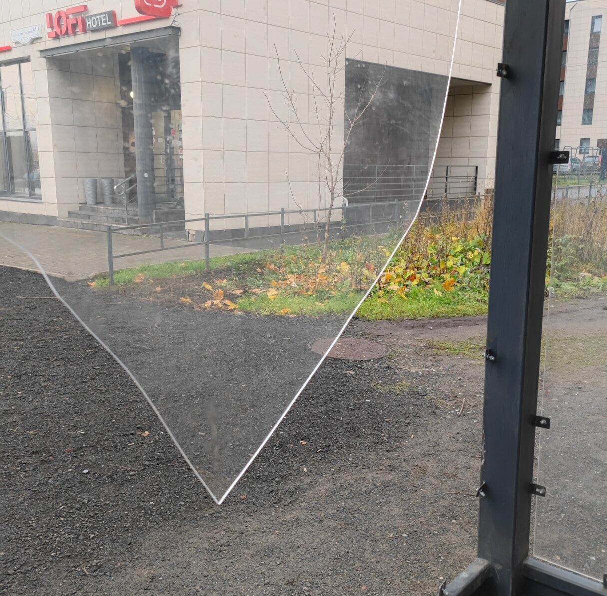 Вандалы разбили новую остановку в Петрозаводске Вандалы разбили новую остановку в Петрозаводске