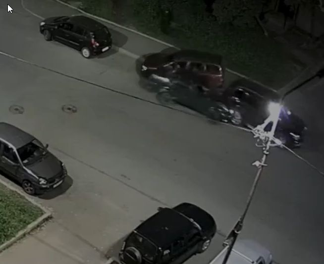 «Чуть сами не убились и других не убили»: легковушка на полном ходу влетела в припаркованные авто в Петрозаводске