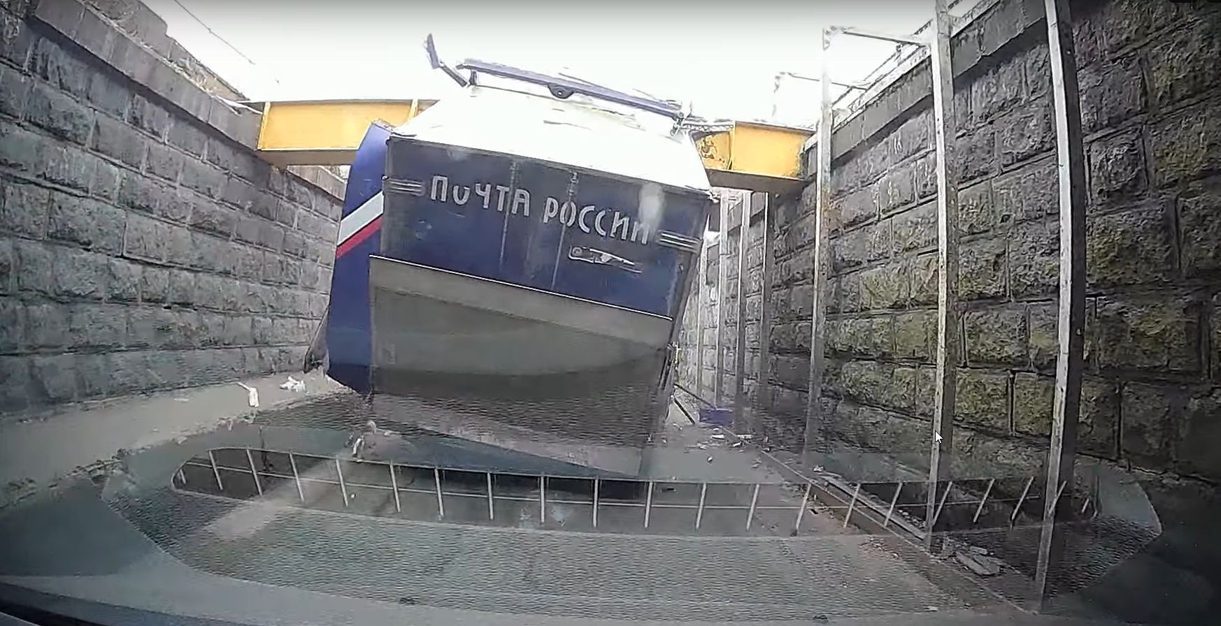 Посылки задержатся: фургон Почты России стал жертвой «моста глупости» по соседству с Карелией