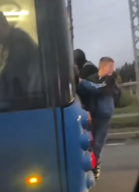 В Петрозаводске разыскивают «оседлавших» троллейбус подростков-зацеперов